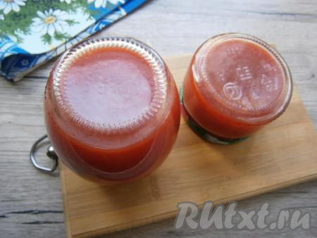 Закрутить прокипяченными крышками, банки перевернуть и укутать.