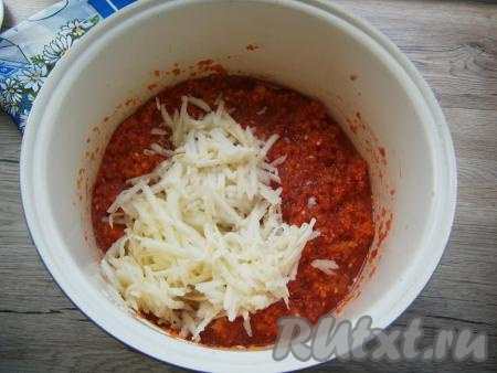 Яблоки, очистив от кожуры и сердцевины, натереть на крупной терке и добавить к остальным ингредиентам.