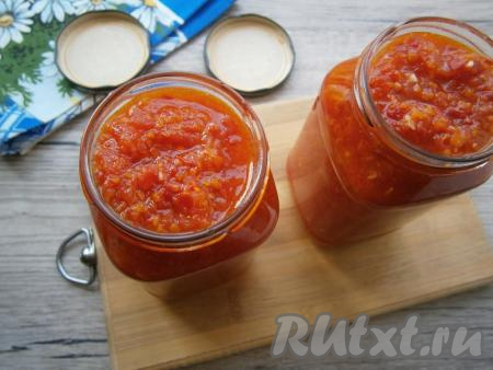 Готовую аджику разложить по простерилизованным баночкам, закрутить прокипяченными крышками.