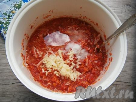 Далее добавить пропущенный через пресс чеснок, всыпать соль и сахар, влить растительное масло.