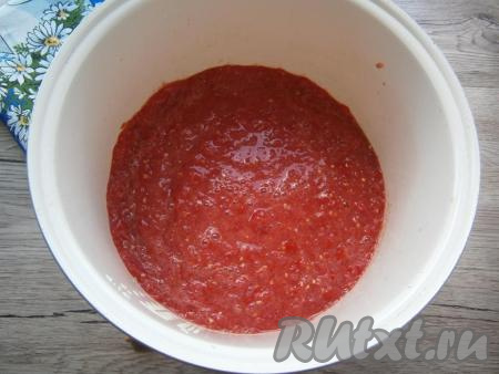 Помидоры вымыть, нарезать и перекрутить на мясорубке. Получившуюся массу вылить в чашу мультиварки.
