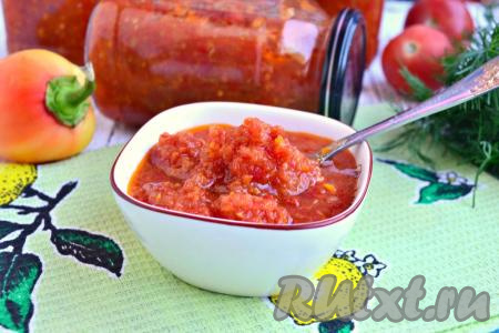Банки с вкусной и ароматной аджикой, приготовленной в мультиварке на зиму, перевернуть и укутать до полного остывания. Хранить заготовку можно при комнатной температуре.