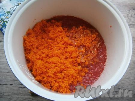 Морковь и чеснок очистить, болгарский перец освободить от семян. Морковь,&nbsp;сладкий болгарский перец, перец чили тоже пропустить через мясорубку и добавить в чашу мультиварки.