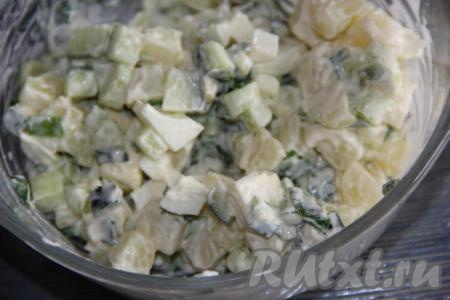 Заправить салат майонезом непосредственно перед подачей.