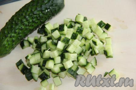 Огурчики вымыть и нарезать. Лучше если картошка, яйца и огурцы будут нарезаны на кубики одинакового размера.