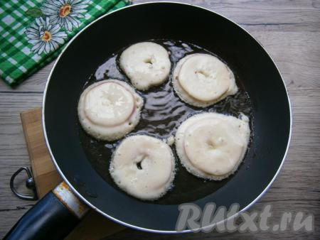 И сразу же выкладывать яблоки на разогретую с растительным маслом сковороду.