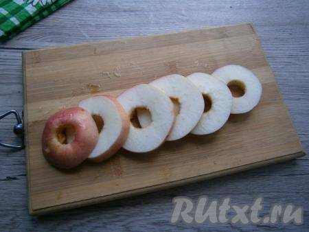 Нарезать яблоки колечками толщиной около 0,5-1 см.