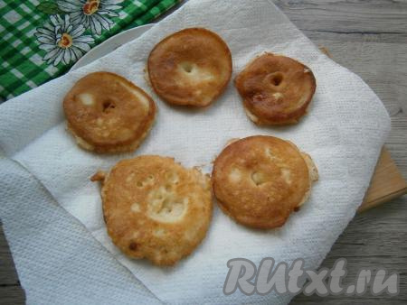 Готовые яблоки выкладывать на бумажное полотенце для удаления лишнего жира.