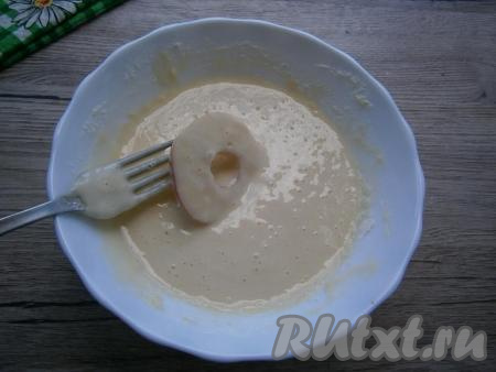 Далее каждое яблочное колечко окунуть в кляр.