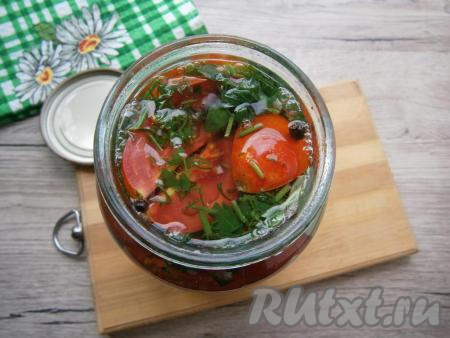 Залить помидоры крутым кипятком.