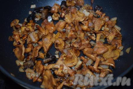 Перед окончанием жарки к грибам с луком добавляем соль и черный молотый перец, перемешиваем.
