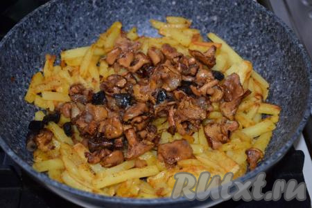 Хорошо перемешиваем картошку, добавляем лисички с луком, ещё раз перемешиваем.