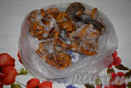 Пока картофель жарится, подготовим грибы. Лисички, если они свежие,&nbsp;надо предварительно отварить в подсоленной воде, в течение 20 минут с момента закипания. Откинуть грибы на дуршлаг и дать стечь воде. Если же вы используете замороженные лисички, то предварительно надо их разморозить при комнатной температуре.