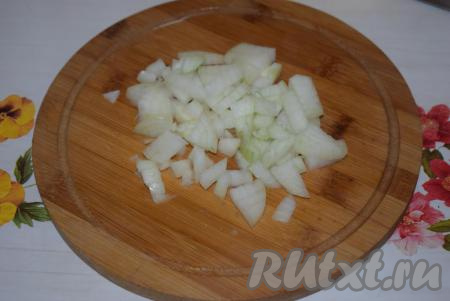 Нарезать мелко лук.