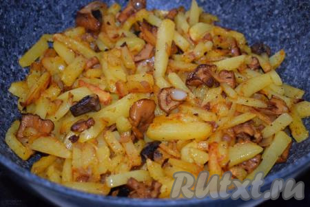 Накрываем сковороду крышкой и даем потомиться картошке&nbsp;с грибами около 10 минут на небольшом огне.