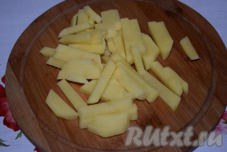 Нарезать картофель на брусочки, примерно, одинакового размера.