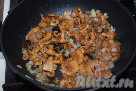 К луку добавляем лисички и обжариваем все вместе, периодически помешивая, на среднем огне до готовности грибов (примерно, 18-20 минут).