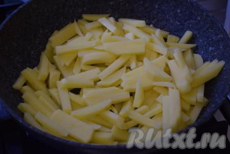 Сковороду хорошо разогреть и добавить 3-4 столовые ложки растительного масла. К маслу добавить нарезанный картофель и обжаривать&nbsp;его, не прикрывая крышкой, периодически помешивая, на среднем огне.&nbsp;Огонь не должен быть слабым, иначе картофель станет, как вареный.