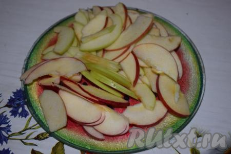 Нарезаем яблоки на тонкие ломтики, кладем в миску, поливаем лимонным соком и перемешиваем (лимонный сок не даст яблокам потемнеть раньше времени).
