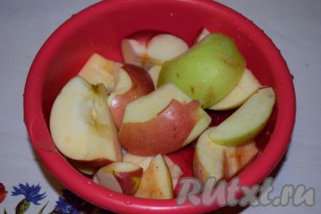 Далее очищаем яблоки от кожуры, удаляем сердцевинки.