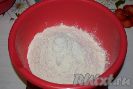 Для приготовления теста кладем в миску муку с разрыхлителем и перемешиваем.