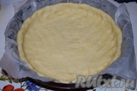 Распределяем тесто по всей форме (у меня форма диаметром 24 см), формируя бортики.