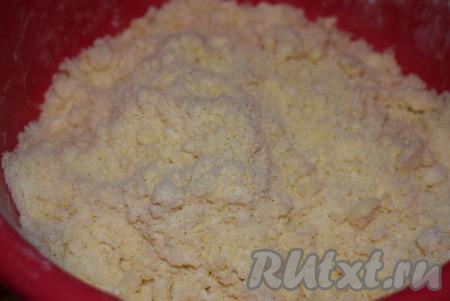 Когда масло с мукой превратятся в крошку, растираем тесто руками в мелкую крошку.