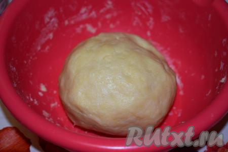 Тесто&nbsp;лучше долго не месить, потому что готовое тесто, которое долго вымешивали, может получиться жестковатым. По консистенции тесто должно получиться легким, плотным и пластичным, оно не липнет к рукам и столу.
