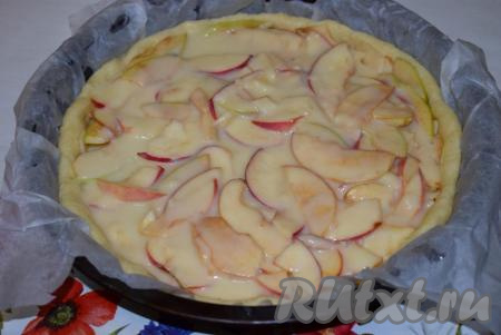 Заливаем яблоки сметанной заливкой.