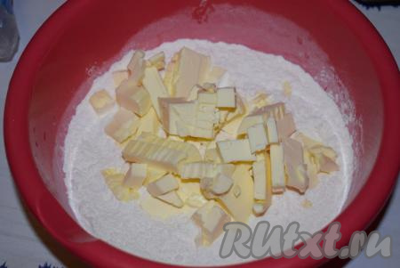 Добавляем&nbsp; к мучной смеси нарезанное кубиками холодное сливочное масло.