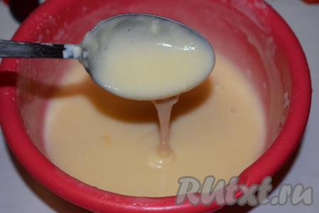 Перемешиваем до растворения сахара и наша сметанная заливка готова.