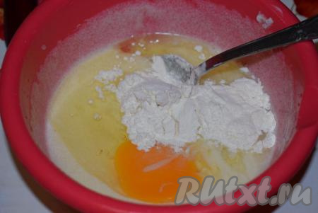Вбиваем яйцо и кладем муку.