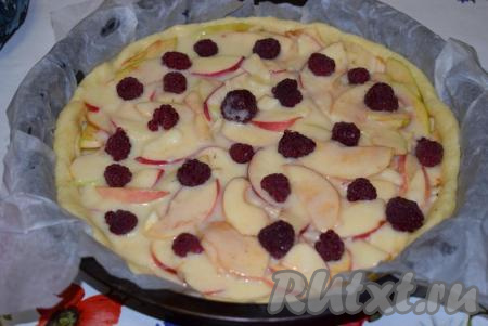 Украшаем наш пирог ягодами малины (по желанию) и ставим форму в разогретую до 180 градусов духовку.