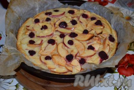 Выпекаем Цветаевский пирог с яблоками в течение 45-50 минут. Готовую выпечку достаем из духовки и охлаждаем.