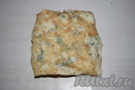 Сворачиваем лаваш с начинкой конвертиком.