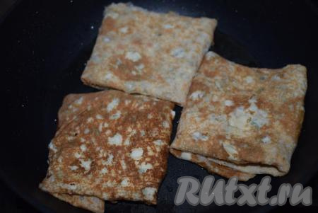 В сковороде разогреваем растительное масло и кладем в нее конвертики швом вниз.