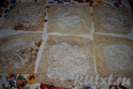 Смажем серединки квадратиков майонезом, всего на это уйдет, примерно, 1 столовая ложка майонеза. Оставим пропитаться на 5 минут.