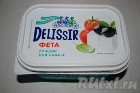 В это время&nbsp;приготовим сырную начинку. Вы можете взять любой сыр, хоть адыгейский, хоть российский, хоть сливочный - от вкуса сыра будет&nbsp;зависеть вкус закуски.&nbsp;У меня сыр фета.