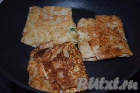 Обжариваем закуску из лаваша с сыром и зеленью с двух сторон до румяной, хрустящей корочки на среднем огне.