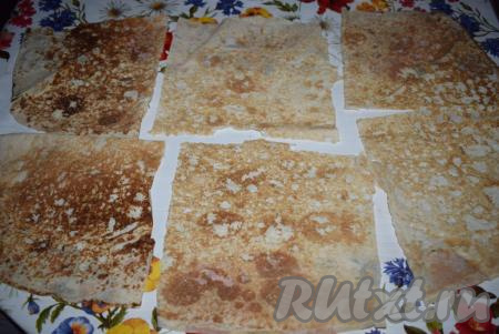 Для приготовления закуски сначала разрежем лист лаваша на 6, примерно, равных квадратов.