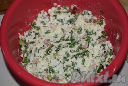 Добавим к начинке майонез, сметану, черный молотый перец и тщательно перемешаем. Наша сырная начинка с добавлением зелени готова и теперь можно приступать к приготовлению закуски из лаваша.