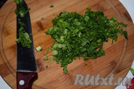 Зелень и зеленый лук нарежем мелко.