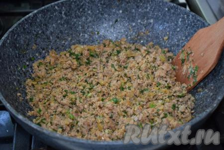 Затем добавляем к фаршу воду и томим мясо под крышкой на маленьком огне до готовности (около 10-15 минут). Мясная начинка для фаршировки блинов&nbsp;должна получиться сочной, но не мокрой, жидкость при тушении должна впитаться в мясо и лук.