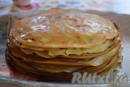 Каждый блинчик, приготовленный по вашему любимому рецепту,&nbsp; смажем сливочным маслом и поставим остывать.