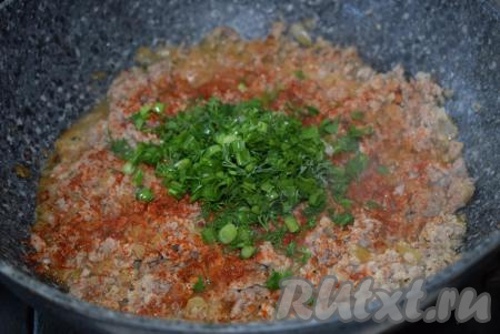 К обжаренному луку и фаршу добавляем специи, чёрный молотый перец и, если необходимо, подсаливаем, добавляем мелко нарезанные петрушку и зелёный лук, перемешиваем.