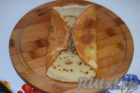 Далее сворачиваем блинчик с двух сторон к центру (как на фото).
