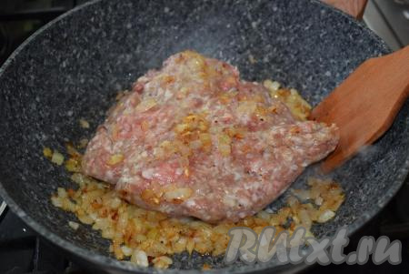 К луку добавляем фарш и перемешиваем.