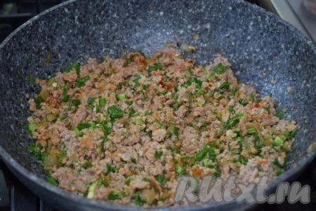 Слегка обжариваем фарш на среднем огне (примерно, 5-7 минут), перемешивая и разбивая мясные комочки.