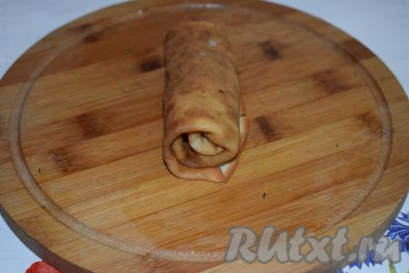 И далее скручиваем в трубочку оставшийся конец, начиная от стороны с начинкой.