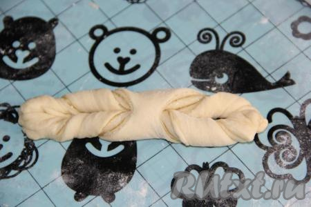 Перекрутить каждый получившийся хвостик несколько раз и скрепить по два хвостика между собой.